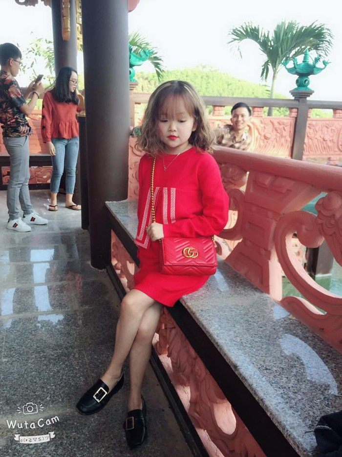 Cô gái 20 tuổi xinh xắn nhưng ai cũng nhầm là học sinh lớp 1 ảnh 2 Cô bé hạt tiêu 19 tuổi đã là chủ của một shop quần áo.