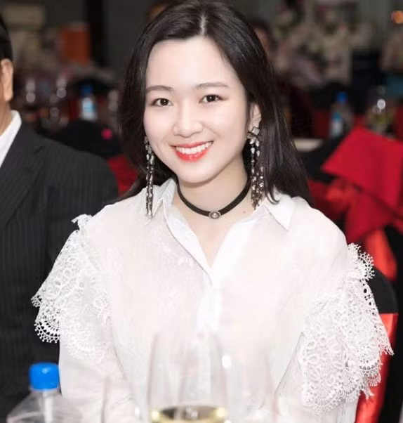 Anh Sa thừa hưởng nét đẹp từ mẹ nhưng theo hướng nhẹ nhàng, thanh thoát còn vẻ đẹp của Giáng My thời trẻ là rực rỡ, hút hồn.