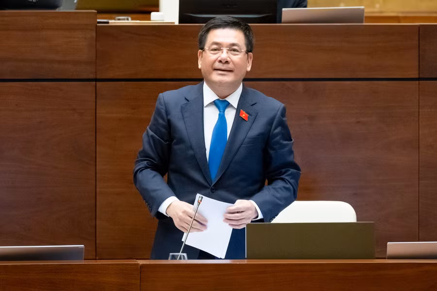 Bộ trưởng Bộ Công Thương Nguyễn Hồng Diên trả lời chất vấn.