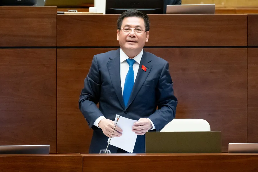 Bộ trưởng Bộ Công Thương Nguyễn Hồng Diên trả lời chất vấn.