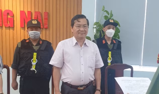 Ông Trần Minh Hùng, nguyên Hiệu trưởng Trường Đại học Đồng Nai nghe lệnh bắt. (Ảnh công an).