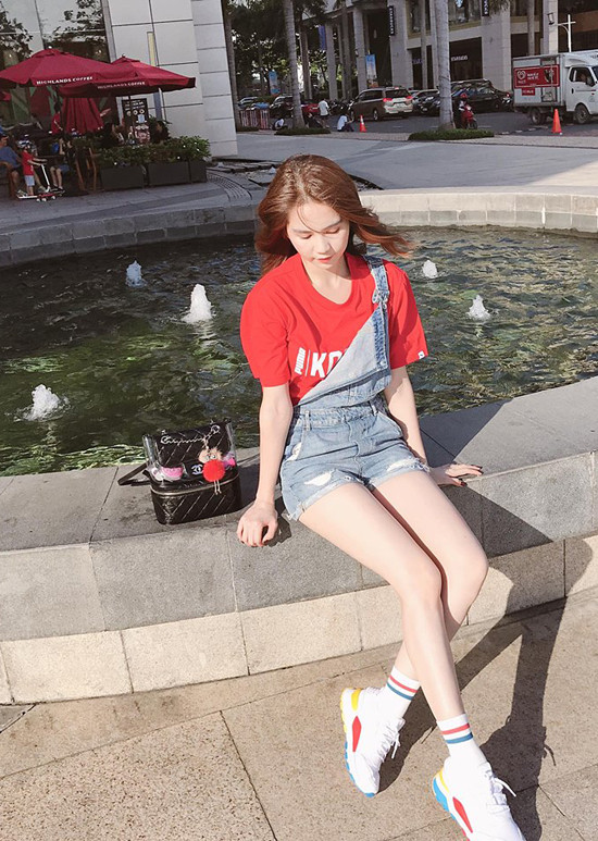 Quần jean yếm, áo thun, giầy sneaker là những món đồ Ngọc Trinh sử dụng để tạo nên nét trẻ trung.