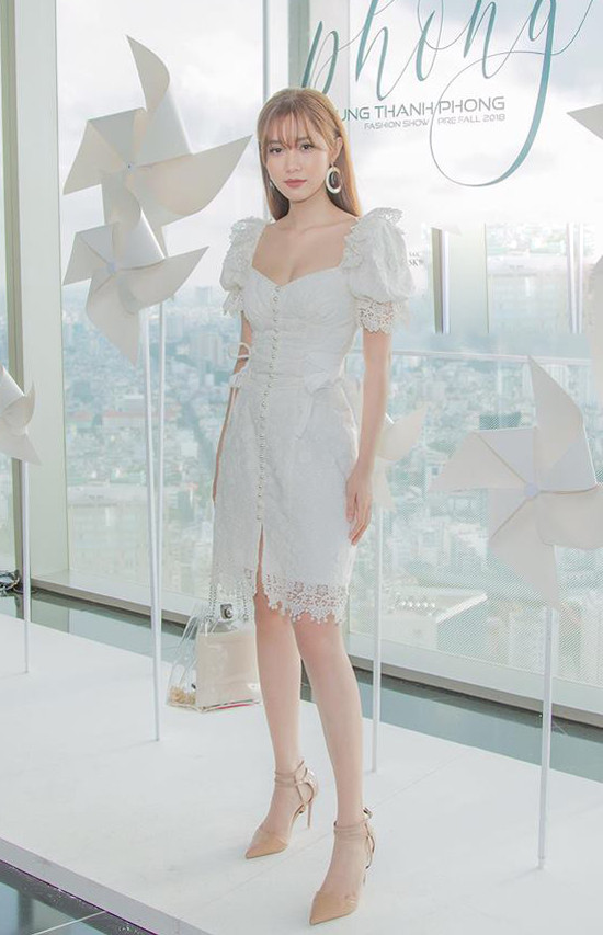 Diện váy vai bồng được ưa chuộng ở mùa mốt mới, Quỳnh Hương giúp mình tăng sức hút với túi xách tay trong veo.