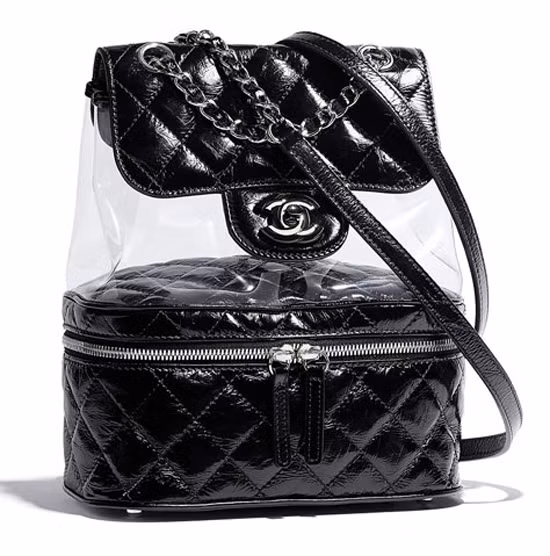 Mẫu ba lô kiểu dáng độc đáo của Chanel có giá gần100 triệu được các người đẹp như Mai Phương Thuý, Kỳ Duyên, Ngọc Trinh không tiếc tiền để có được. Túi gần 100 triệu.