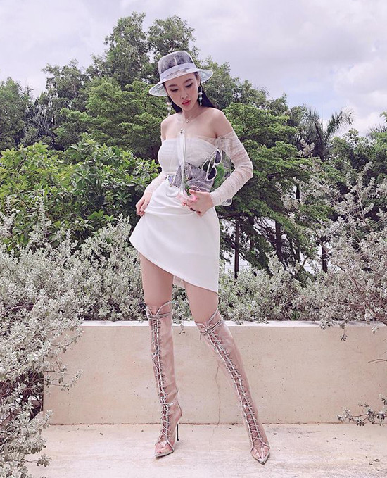 Không chi tiền để mua hàng hiệu đắt đỏ, nhưng Angela Phương Trinh vẫn thể hiện tinh thần mix - match thời thượng cùng phụ kiện hot trend hè 2018.