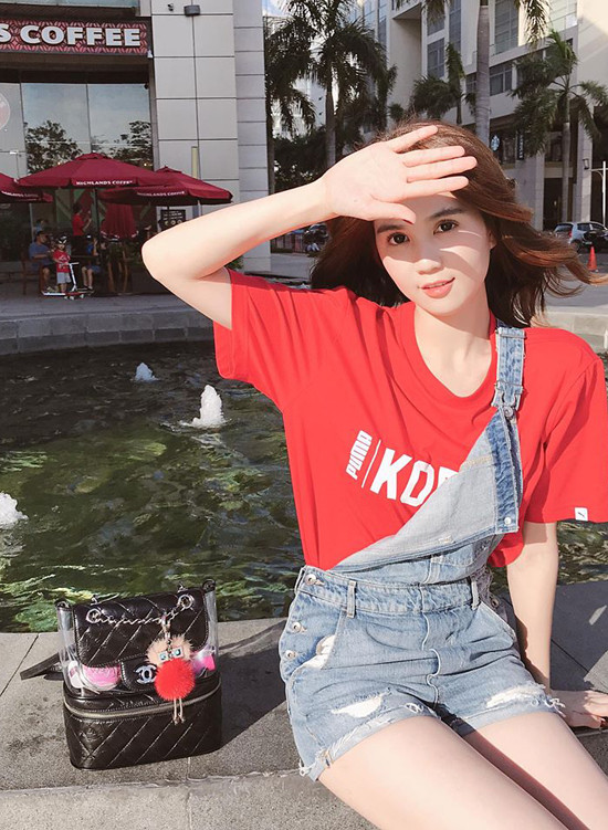 Ngọc Trinh không bỏ lỡ cơn sốt sử dụng phụ kiện nhựa trong được các fashionista và người đẹp Việt ưa chuộng.