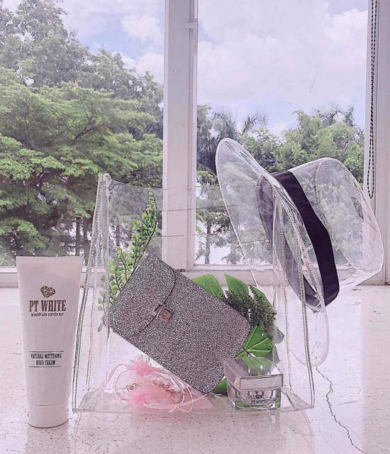 Ngoài túi nhựa, Angela Phương Trinh còn chọn mũ, bốt trong suốt để mix đồ ton - sur - ton.