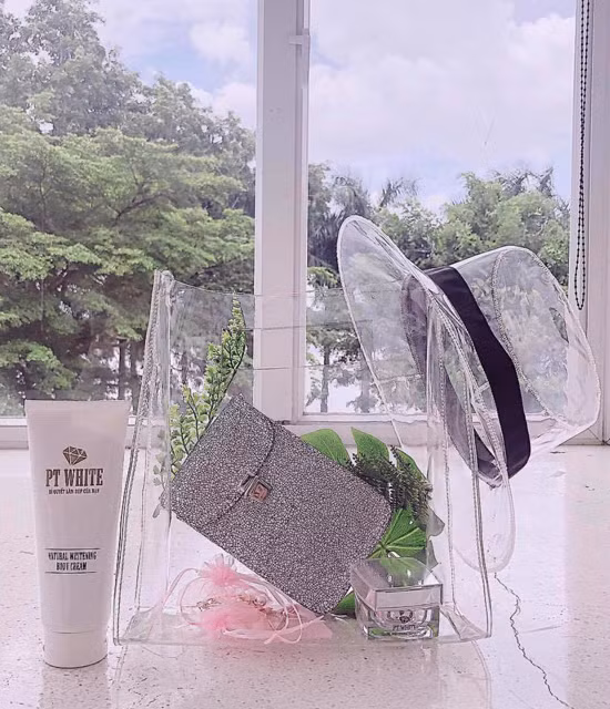 Ngoài túi nhựa, Angela Phương Trinh còn chọn mũ, bốt trong suốt để mix đồ ton - sur - ton. Ngoài túi nhựa, Angela Phương Trinh còn chọn mũ, bốt trong suốt để mix đồ ton - sur - ton.