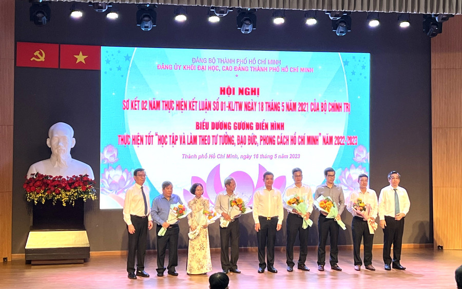 Trao tặng hoa cho các tập thể, cá nhân có hành động thiết thực trong việc học tập và làm theo tư tưởng, đạo đức, phong cách Hồ Chí Minh.