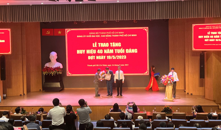 Ông Phạm Hoàng Quân, Phó Bí thư Đảng ủy Khối trao Huy hiệu 40 năm tuổi Đảng cho cán bộ Đảng viên.