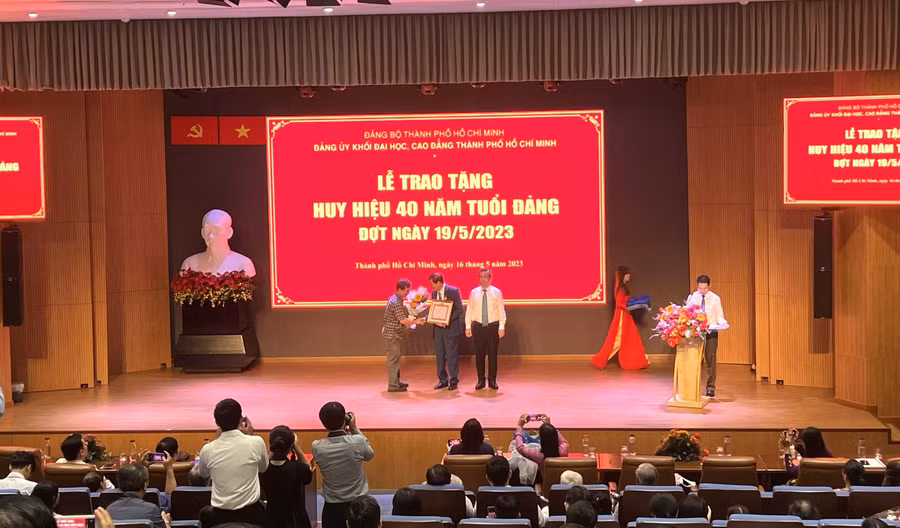 Ông Phạm Hoàng Quân, Phó Bí thư Đảng ủy Khối trao Huy hiệu 40 năm tuổi Đảng cho cán bộ Đảng viên.