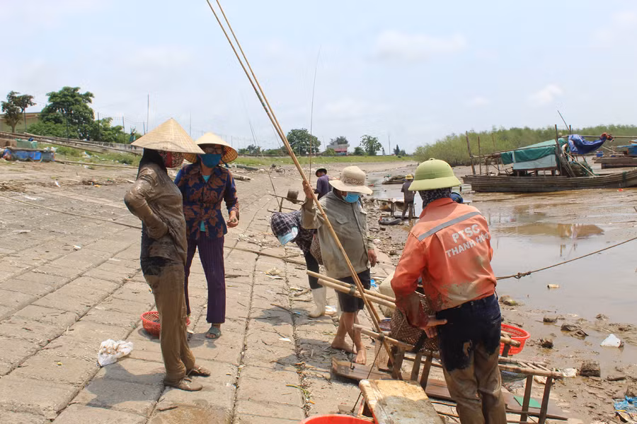 Phút nghỉ ngơi của các ngư dân sau một buổi hì hục lội bùn lầy, dưới cái nắng gay gắt của ngày hè. Ảnh: LT.