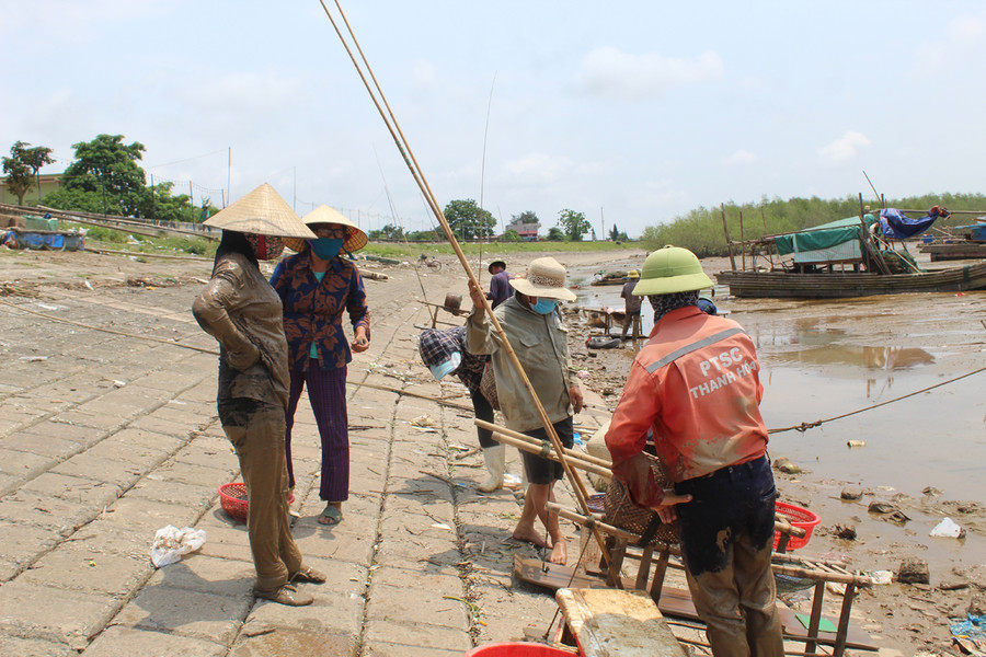 Phút nghỉ ngơi của các ngư dân sau một buổi hì hục lội bùn lầy, dưới cái nắng gay gắt của ngày hè. Ảnh: LT.