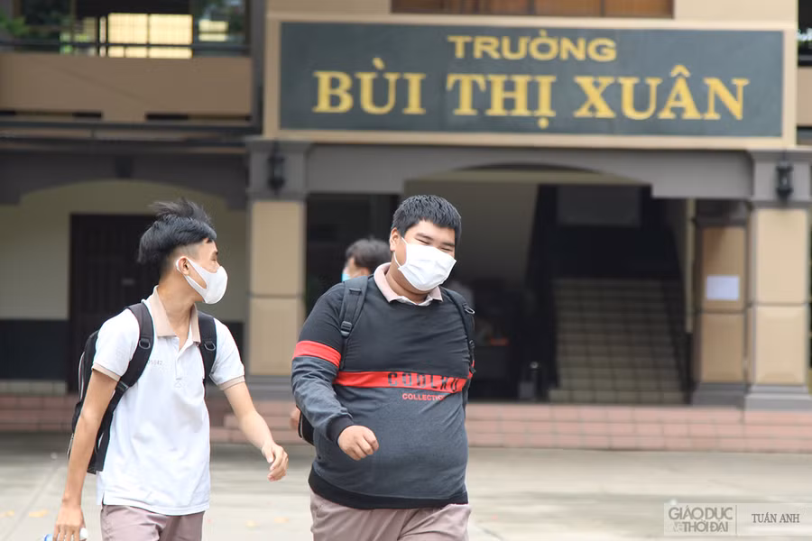 Thí sinh tại điểm thi trường TH-THCS-THPT Bùi Thị Xuân vui vẻ ra về sau buổi thi tổ hợp KHTN, KHXH.