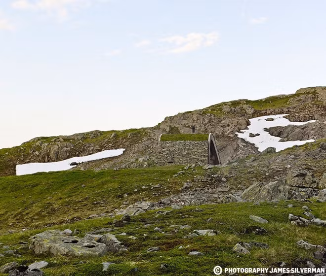 Những ngôi nhà kỳ lạ khéo lẩn trốn giữa thiên nhiên khiến bạn dễ bị đánh lừa - Ảnh 12.