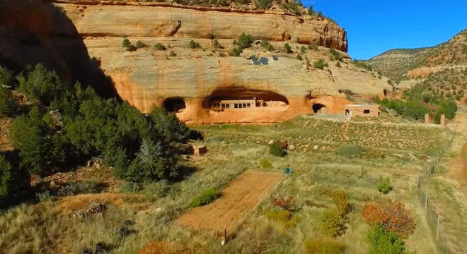 Những ngôi nhà kỳ lạ khéo lẩn trốn giữa thiên nhiên khiến bạn dễ bị đánh lừa - Ảnh 6.