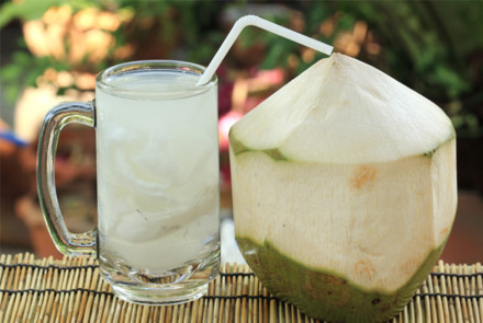 Mặc khác, uống dừa cũng có thể làm bạn tiểu đêm, mất ngủ.
