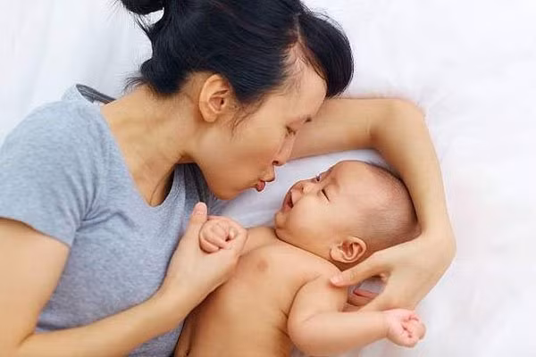 Bé 18 tháng tuổi sưng rộp, lở loét cánh tay vì nụ hôn của mẹ