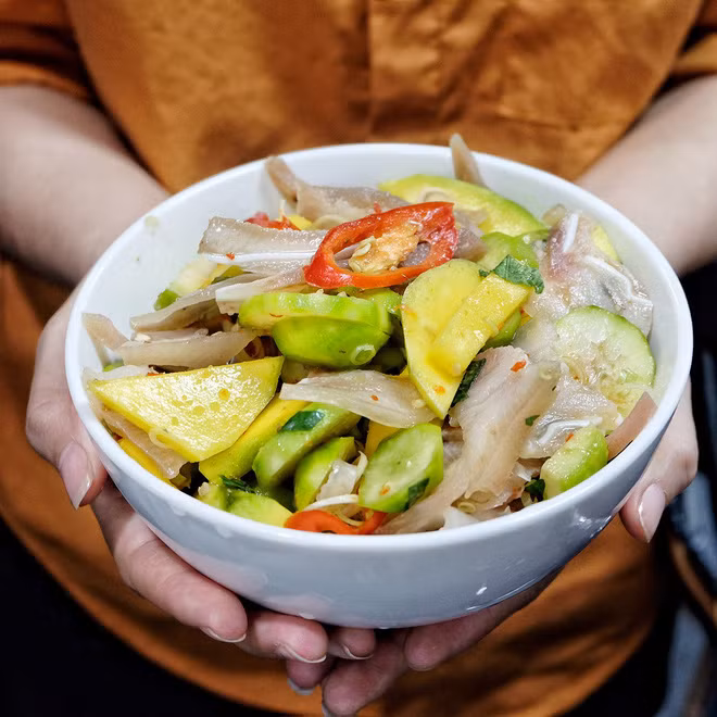 Cuối tuần đã thèm với món tai heo trộn xoài cóc càng ăn càng thích mê