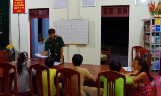 Lớp học tiếng Anh tại Đồn Biên phòng 394 Trường Sa