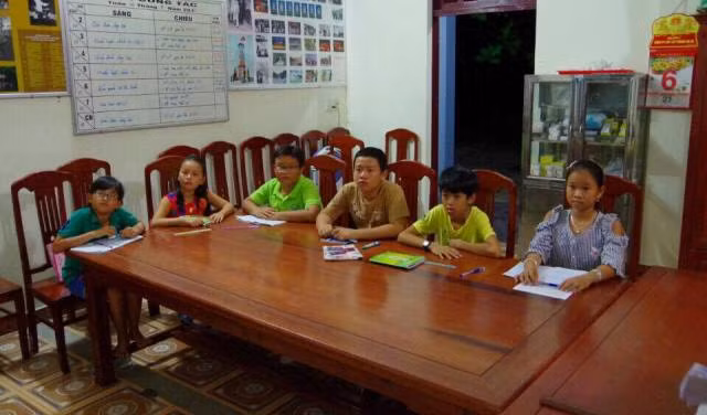 6 học sinh của lớp học tiếng Anh