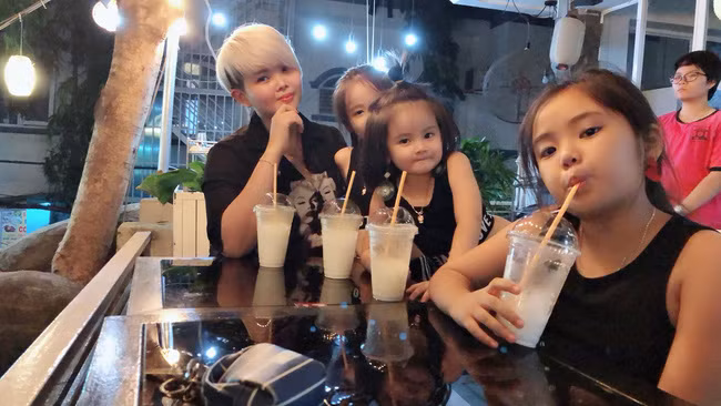 28 tuổi đã sinh 5 cô con gái, mẹ trẻ dành cả thanh xuân để đẻ chia sẻ niềm vui đông con ai cũng ngưỡng mộ - Ảnh 4.