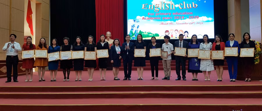 Ban tổ chức trao thưởng cho các đơn vị tham gia