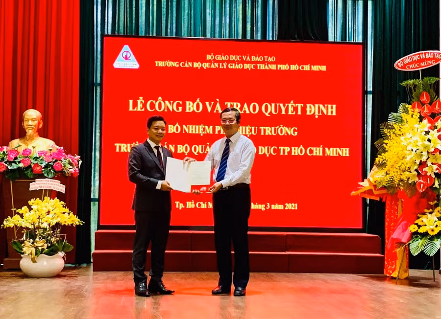 Thứ trưởng Bộ GD&ĐT Nguyễn Văn Phúc (bên phải) trao Quyết định bổ nhiệm cho TS Vũ Quảng.