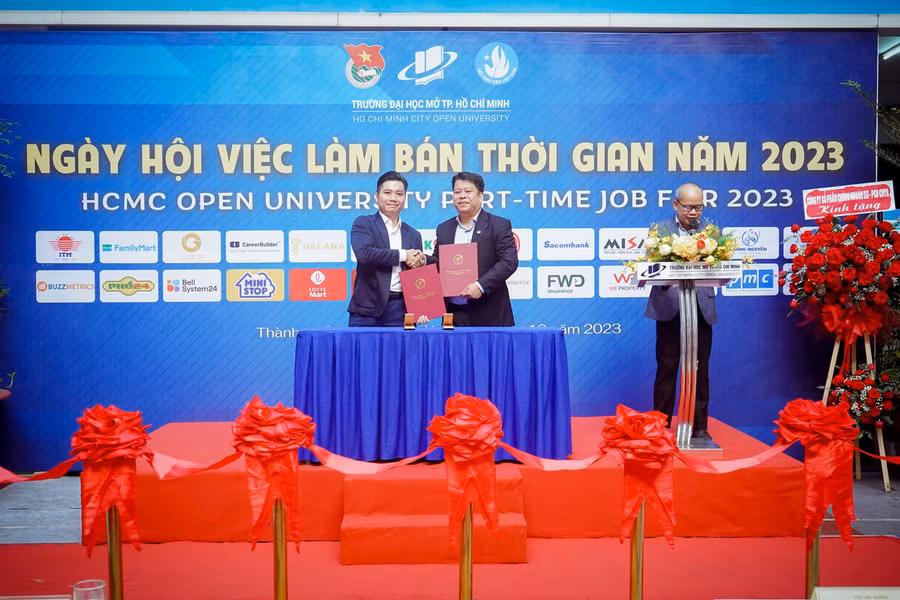 Ngày hội việc làm bán thời gian 2023 của Trường ĐH Mở TPHCM lễ ký kết hợp tác giữa Nhà trường và nhiều Doanh nghiệp đã diễn ra.