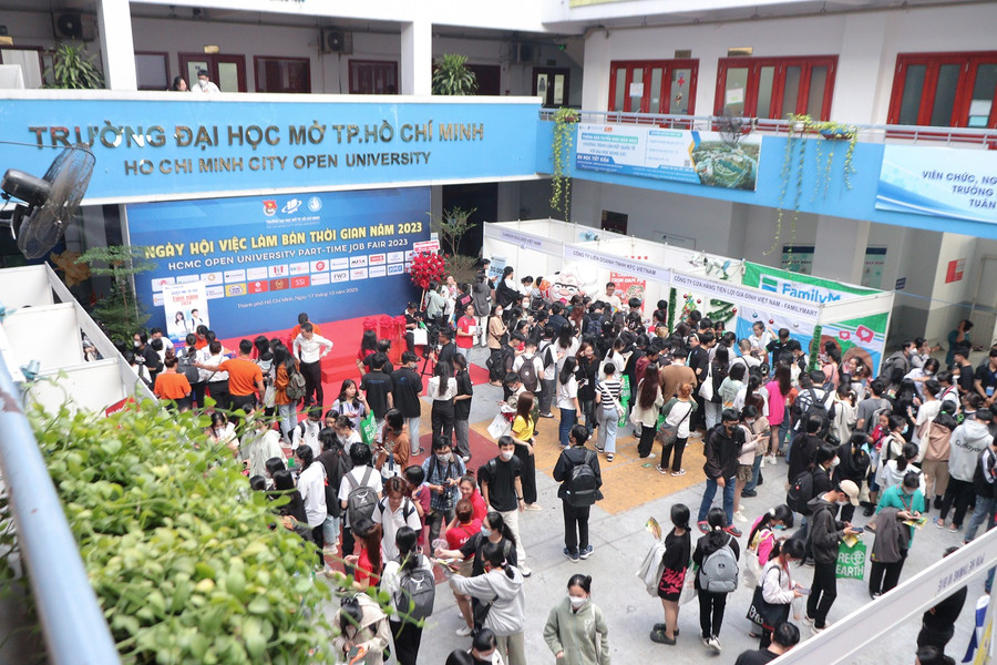 Ngày hội việc làm bán thời gian 2023 của Trường ĐH Mở TPHCM thu hút rất đông sinh viên tham gia. Ngày hội việc làm bán thời gian 2023 của Trường ĐH Mở TPHCM thu hút rất đông sinh viên tham gia.