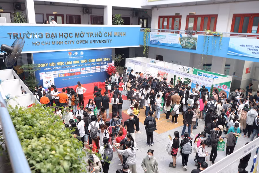Ngày hội việc làm bán thời gian 2023 của Trường ĐH Mở TPHCM thu hút rất đông sinh viên tham gia.