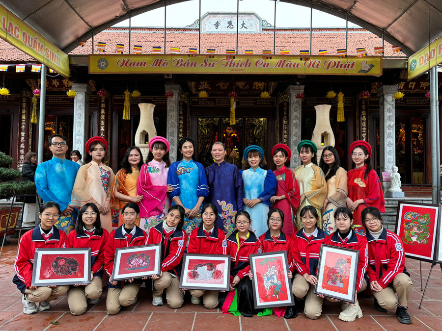 Học sinh được tìm hiểu về dòng Tranh đỏ Kim Hoàng - chất liệu đặc biệt để Hoa hậu Ngọc Hân thiết kế nên những bộ sưu tập áo dài ấn tượng.