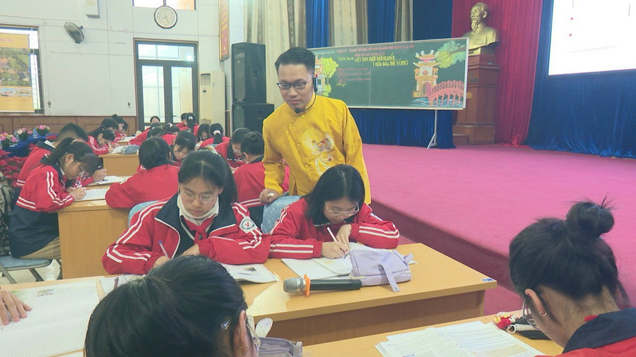 Học sinh cùng tham gia hoạt động tìm hiểu bài học dưới sự hướng dẫn của giáo viên.