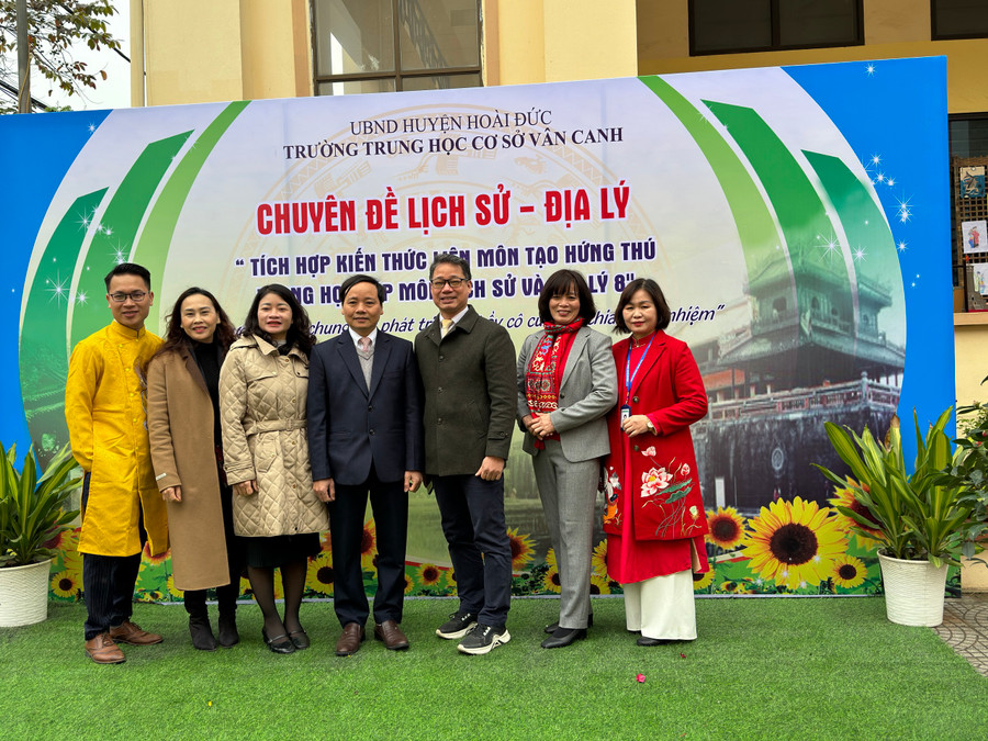 Các đại biểu cùng chụp ảnh lưu niệm.