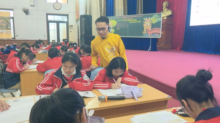 Học sinh cùng tham gia hoạt động tìm hiểu bài học dưới sự hướng dẫn của giáo viên.