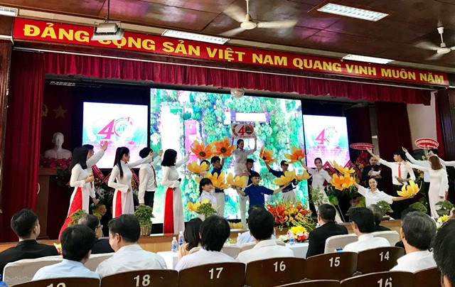 Một tiết mục văn nghệ tại lễ kỉ niệm 40 năm thành lập Khoa Kinh tế Một tiết mục văn nghệ tại lễ kỉ niệm 40 năm thành lập Khoa Kinh tế