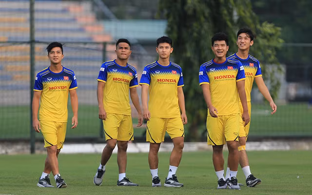 Tân binh ĐT Việt Nam bị thầy Park yêu cầu dừng buổi tập sớm ảnh 9