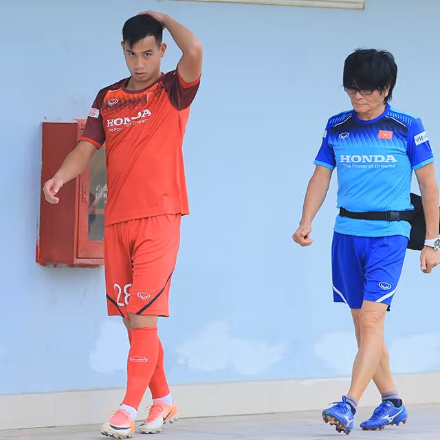 Tân binh ĐT Việt Nam bị thầy Park yêu cầu dừng buổi tập sớm ảnh 1