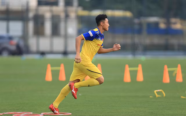 Tân binh ĐT Việt Nam bị thầy Park yêu cầu dừng buổi tập sớm ảnh 7