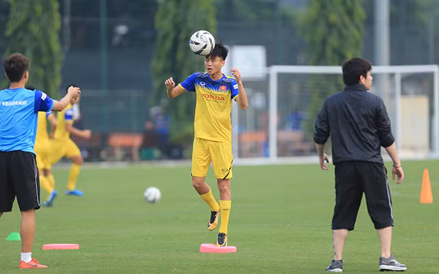 Tân binh ĐT Việt Nam bị thầy Park yêu cầu dừng buổi tập sớm ảnh 6