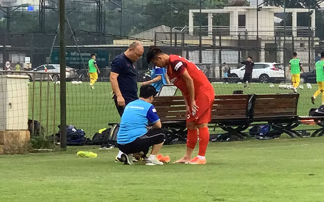 Tân binh ĐT Việt Nam bị thầy Park yêu cầu dừng buổi tập sớm ảnh 4