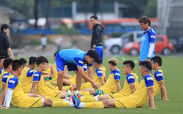 Tân binh ĐT Việt Nam bị thầy Park yêu cầu dừng buổi tập sớm ảnh 8