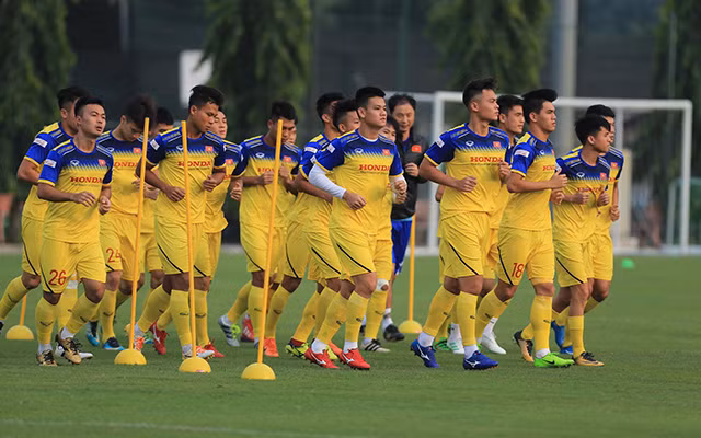 Tân binh ĐT Việt Nam bị thầy Park yêu cầu dừng buổi tập sớm ảnh 5