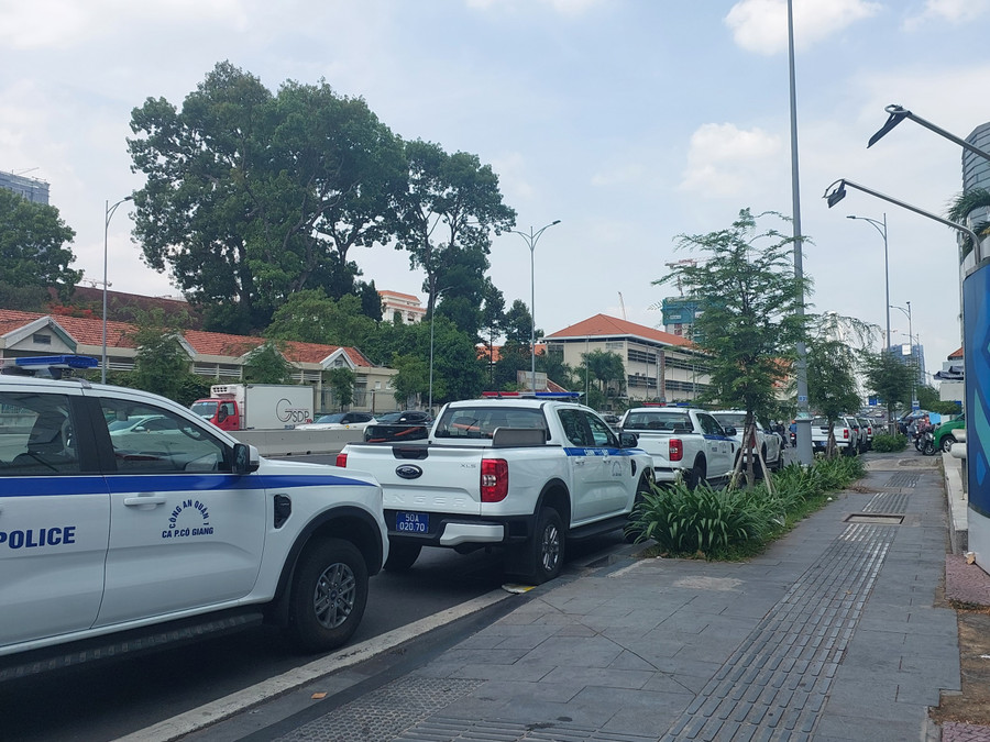 Xe công an phường thuộc quận 1 có mặt tại tòa nhà. Xe công an phường thuộc quận 1 có mặt tại tòa nhà.