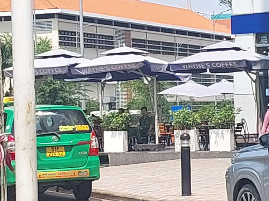 Cảnh sát có mặt tại tòa nhà để làm nhiệm vụ. Cảnh sát có mặt tại tòa nhà để làm nhiệm vụ.