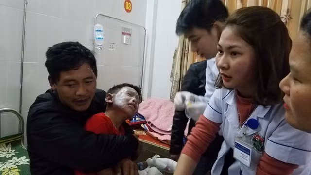 Nhiều em học sinh bị bỏng nặng, tinh thần hoảng loạn sau vụ nổ.