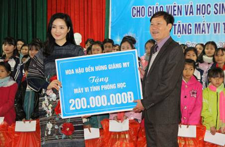 Hoa hậu Đền Hùng Giáng My đại diện cho Công ty cổ phần Đầu tư Thiên Triều trao tặng 200 triệu để trang bị máy vi tính phòng học cho các trường còn thiếu thốn cơ sở vật chất