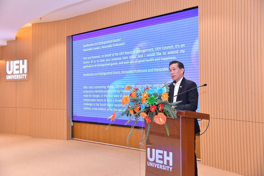 GS.TS Sử Đình Thành, Hiệu trưởng UEH phát biểu tại buổi lễ.