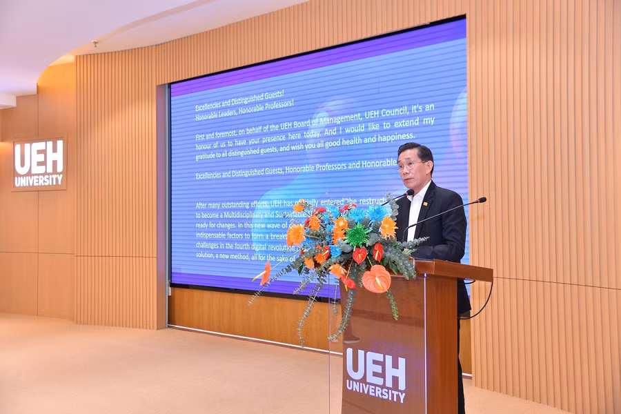 GS.TS Sử Đình Thành, Hiệu trưởng UEH phát biểu tại buổi lễ.