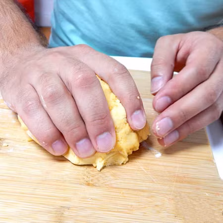 Lấy bột ra khỏi máy xay, dùng tay san phẳng. 271-600x600-1902-1441339107.jpg